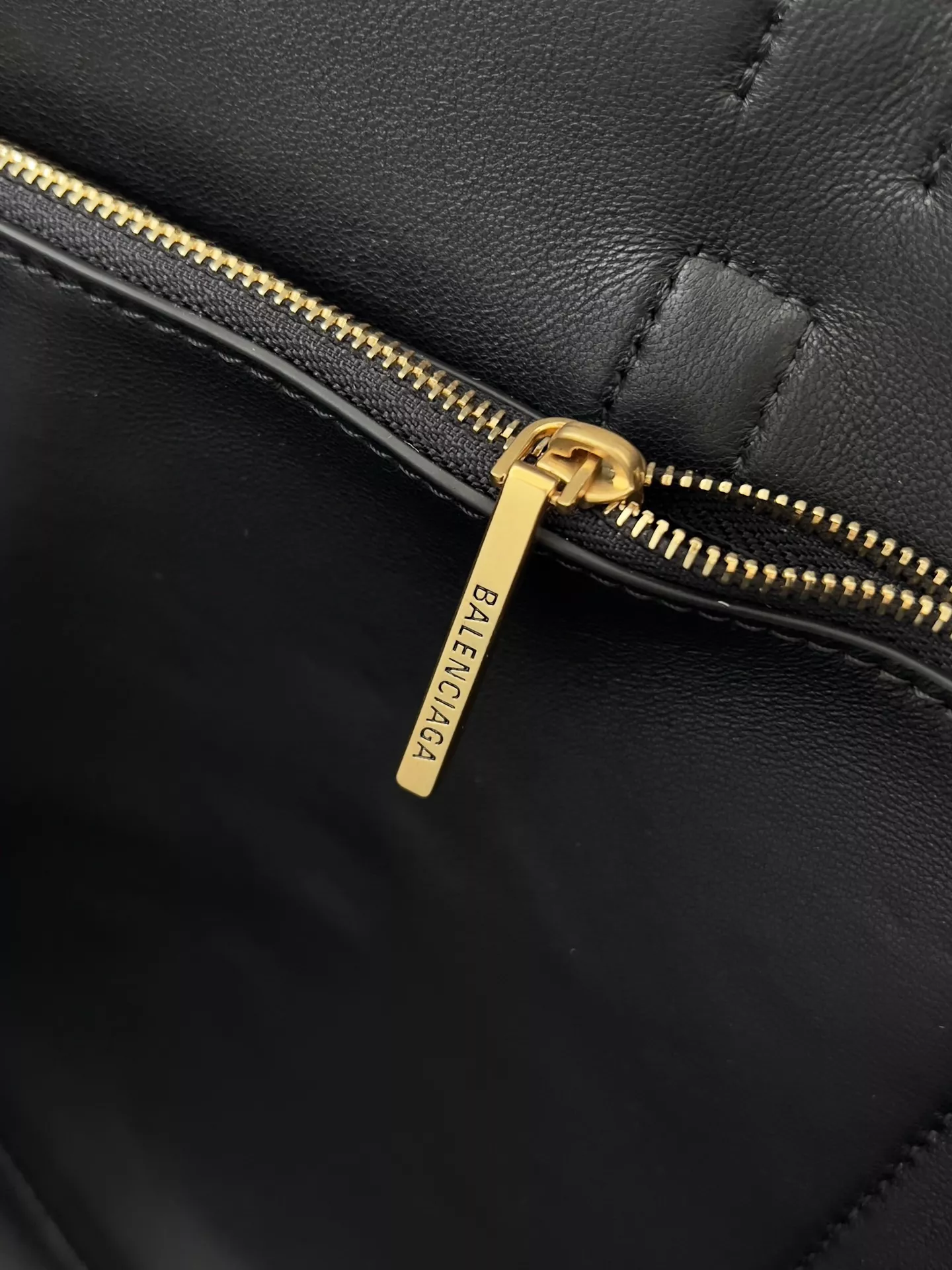 Balenciaga Bel Air Medium-07