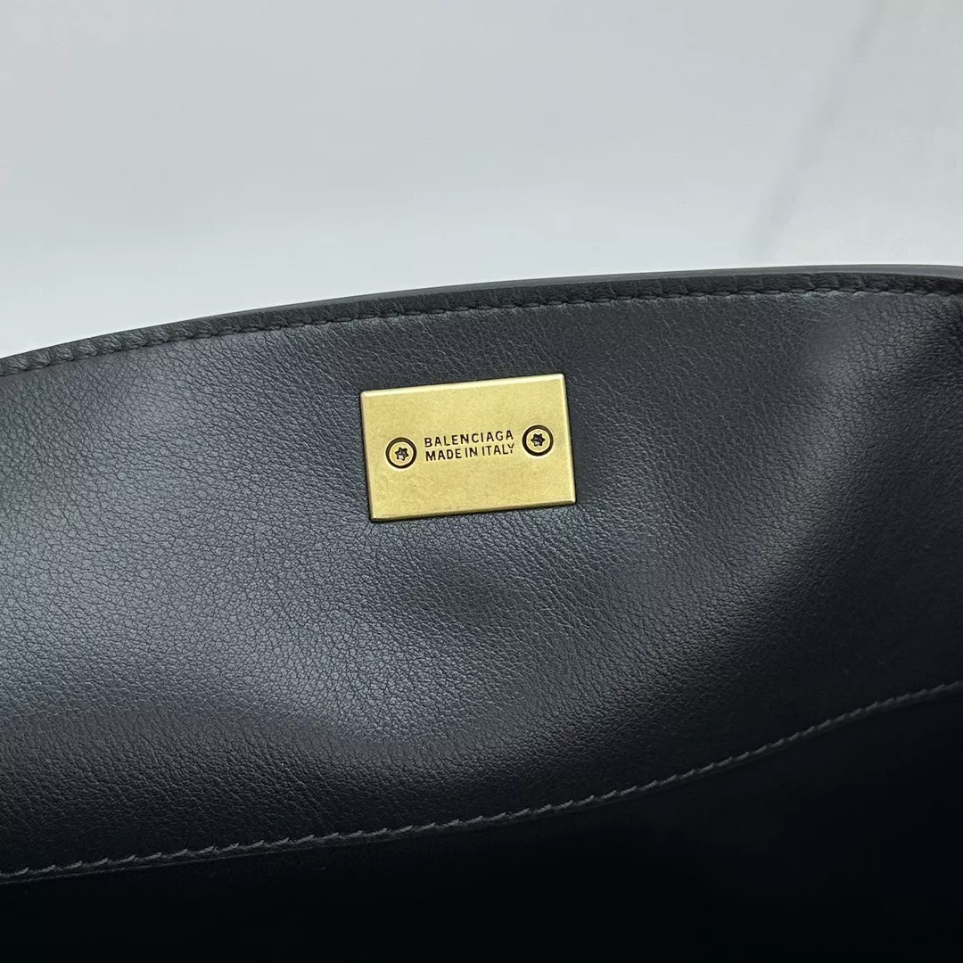 Balenciaga Rodeo Medium-08