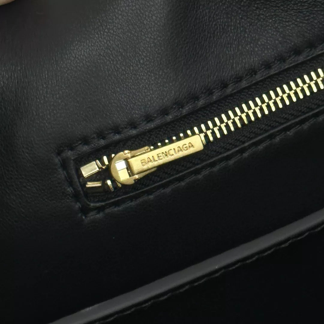 Balenciaga Rodeo Medium-09