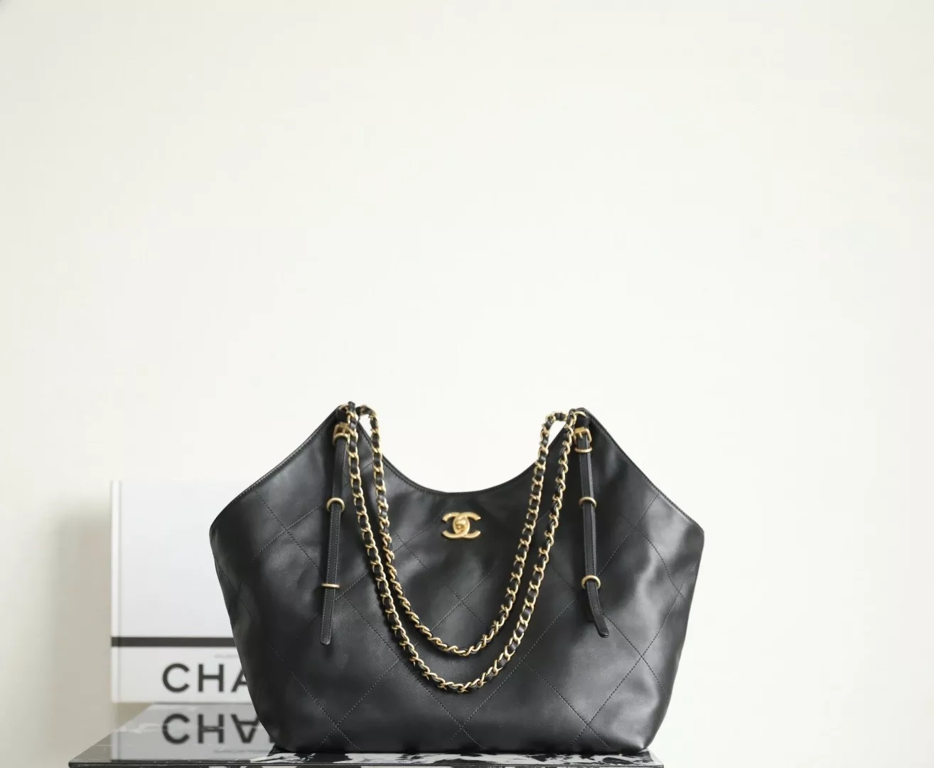 Chanel 25S Maxi Tote Bag-01