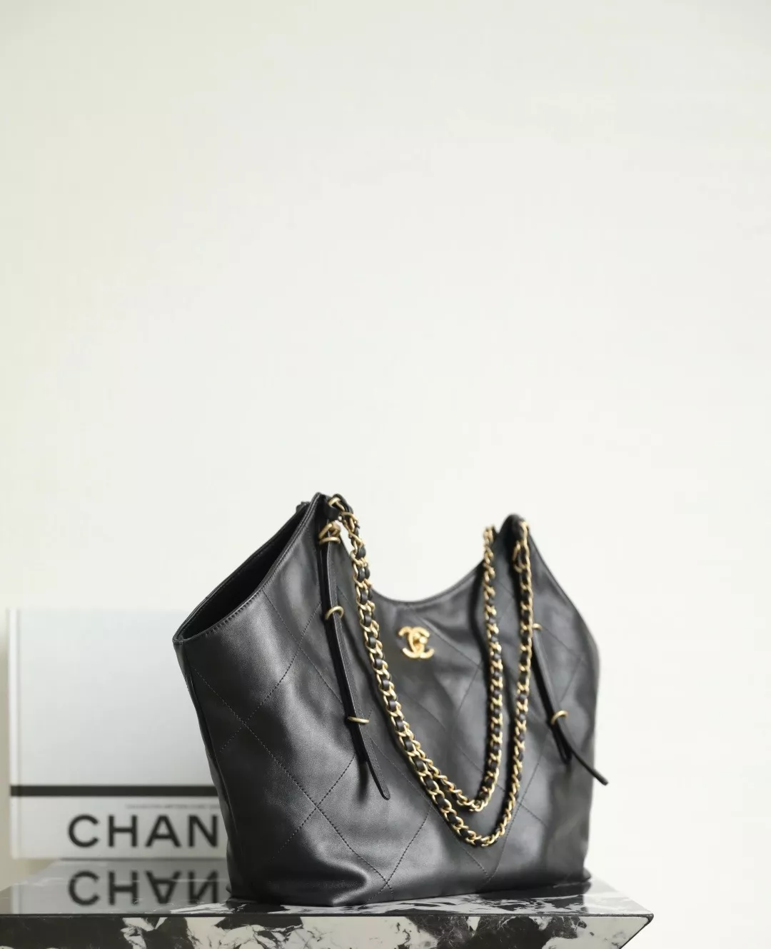 Chanel 25S Maxi Tote Bag-04