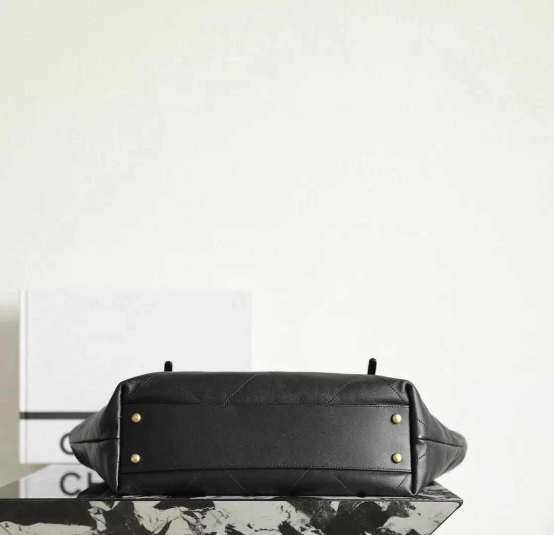 Chanel 25S Maxi Tote Bag-06