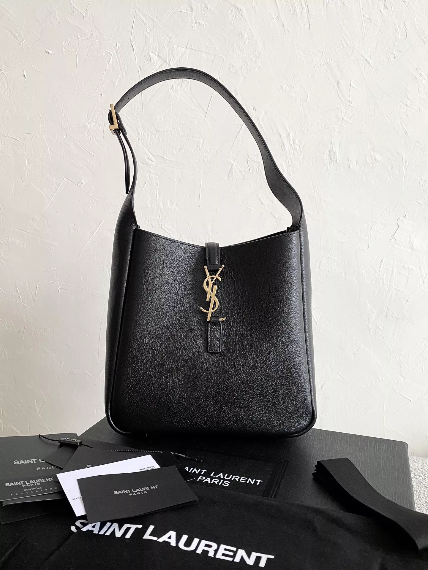 Yves-Saint-Laurent-Hobo-01-1.webp