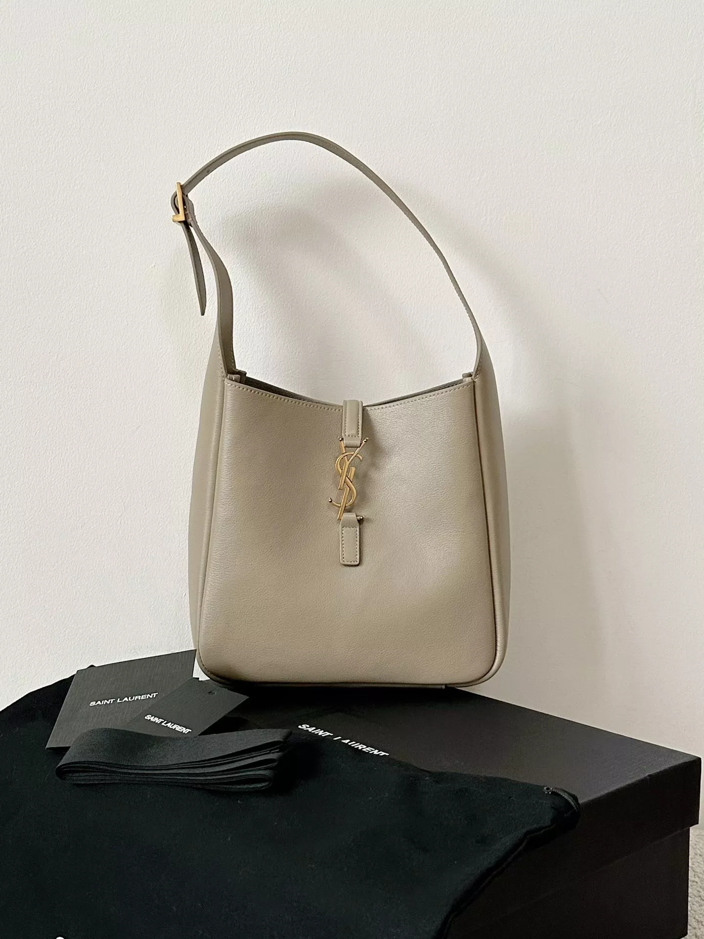 Yves-Saint-Laurent-Hobo-19-1.webp