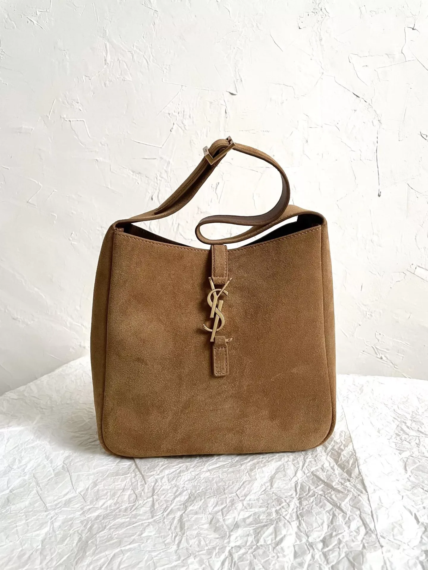 Yves-Saint-Laurent-Hobo-26-1.webp