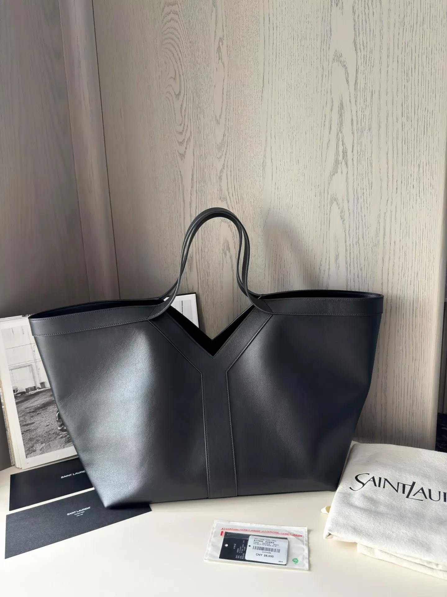Yves-Saint-Laurent-Tote-01-1.webp